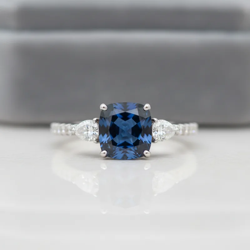 Bagues en or blanc et saphir : guide pour choisir la bonne pièce