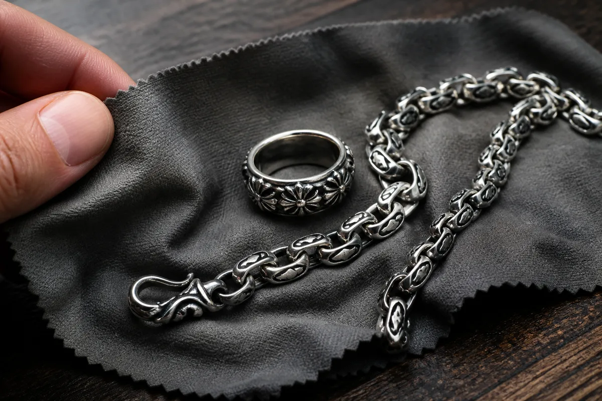 Chaîne et bague en argent ternies posées près d&rsquo;un chiffon de polissage